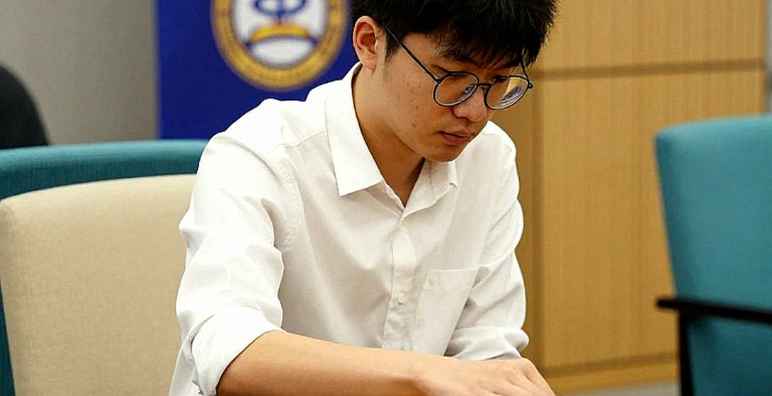 Tờ biên bản ván cờ và ngoại giao thế hệ mới: Khi Sindarov chạm trán Gukesh