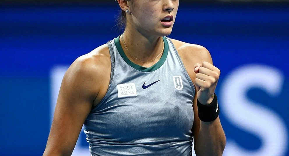 Chwalinska vô địch Wuhan Open: Kartal thắng set đầu, rồi cơ thể và 650 điểm cùng đuổi kịp